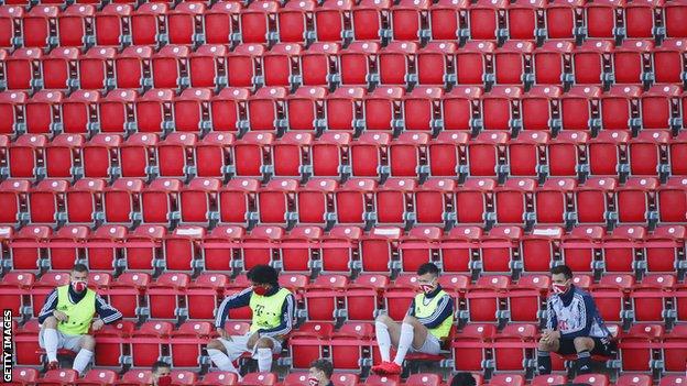 football players take precautions during coronavirus